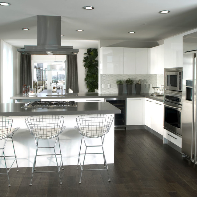 The Kinloch - Fully Equipped Kitchen with GE Stainless Steel Appliances and Breakfast Nook