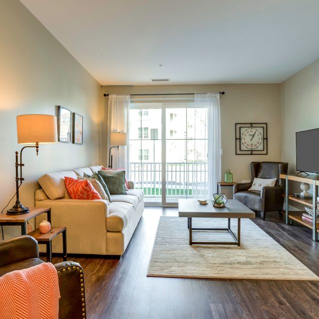 The Kinloch - Cozy and Spacious Living Area with Balcony Access