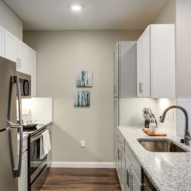 The Kinloch - Fully Equipped Kitchen with GE Stainless Steel Appliances and Granite Counters